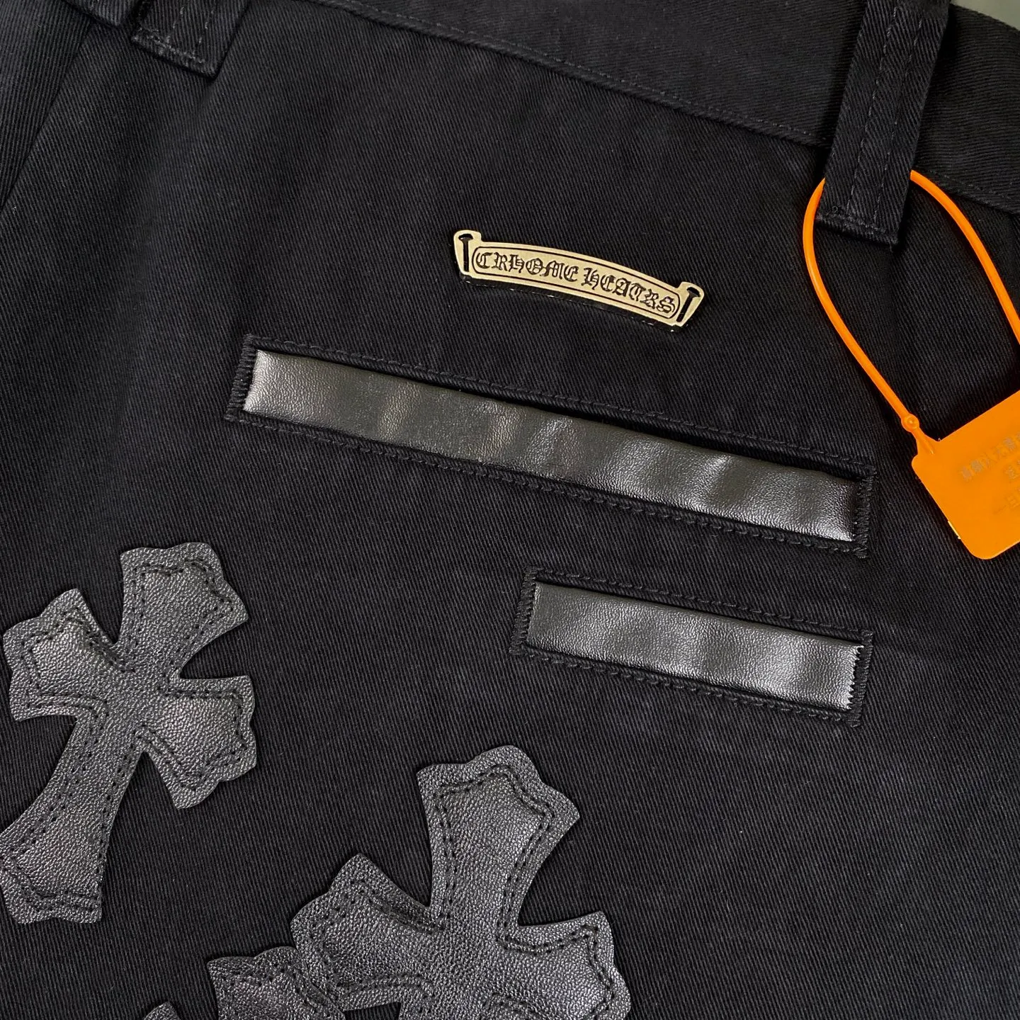 P260 chrome hearts camouflage cross patch leather black jeans vi Top heavy industry fashionable design] Consistent high street luxury style creation. Speaking of this style, the Zangyin family and GU family are definitely the leading representative brands. Especially the Zangyin family has really achieved a state-of-the-art effect in creating high street style. The unique washed material is used to create this style. The color system is quite eye-catching. After it is decorated with patchwork cross flowers, it cleverly highlights the charm of the brand. Secondly, this style uses classic The classic high-waist cutting design highlights the long legs and fashionable temperament of the upper body. The brand is highly recognizable and the slim fit configuration is more suitable for daily wear. It is a product that interprets personality, fashion, and specifications at a glance. This single product is enough to make any fan excited. It can be a white T-shirt for youthful preppy style, or a tight suspender for lady style. It has strong matching ability and can be easily controlled by men.  [Materials and craftsmanship] Needless to say, this point goes without saying. As an excellent craftsman brand, Zangyin’s requirements for details and craftsmanship are really perfect. The washed color of this model has gone through so many processes, not to mention the embellishment of denim appliques. It is also purely hand-made and sewn. Just like what they believe in, only hand-made things have soul and have the meaning of wear. A top-notch heavy-duty fashionable denim item, I look forward to your perfect interpretation! !  Size:28-36